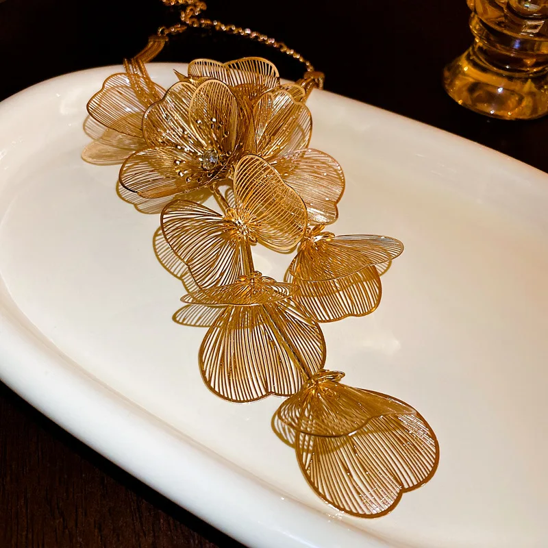 Exaggerated Hollow Necklace for Women Light Luxury Flower Design Pendant Necklaces Fashion Personality Temperament Jewelry Party