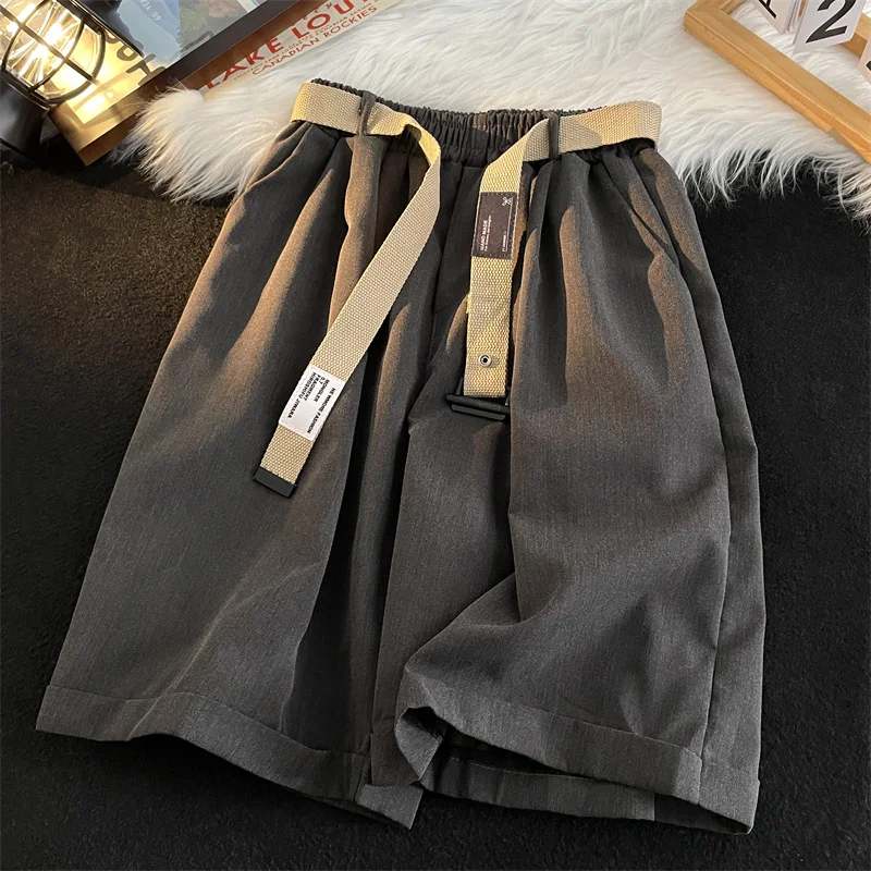 夏の男性スーツショーツ弾性ウエストバンドとベルト無地ポケット韓国カジュアルファッションルーズシンプルな男性ショーツ