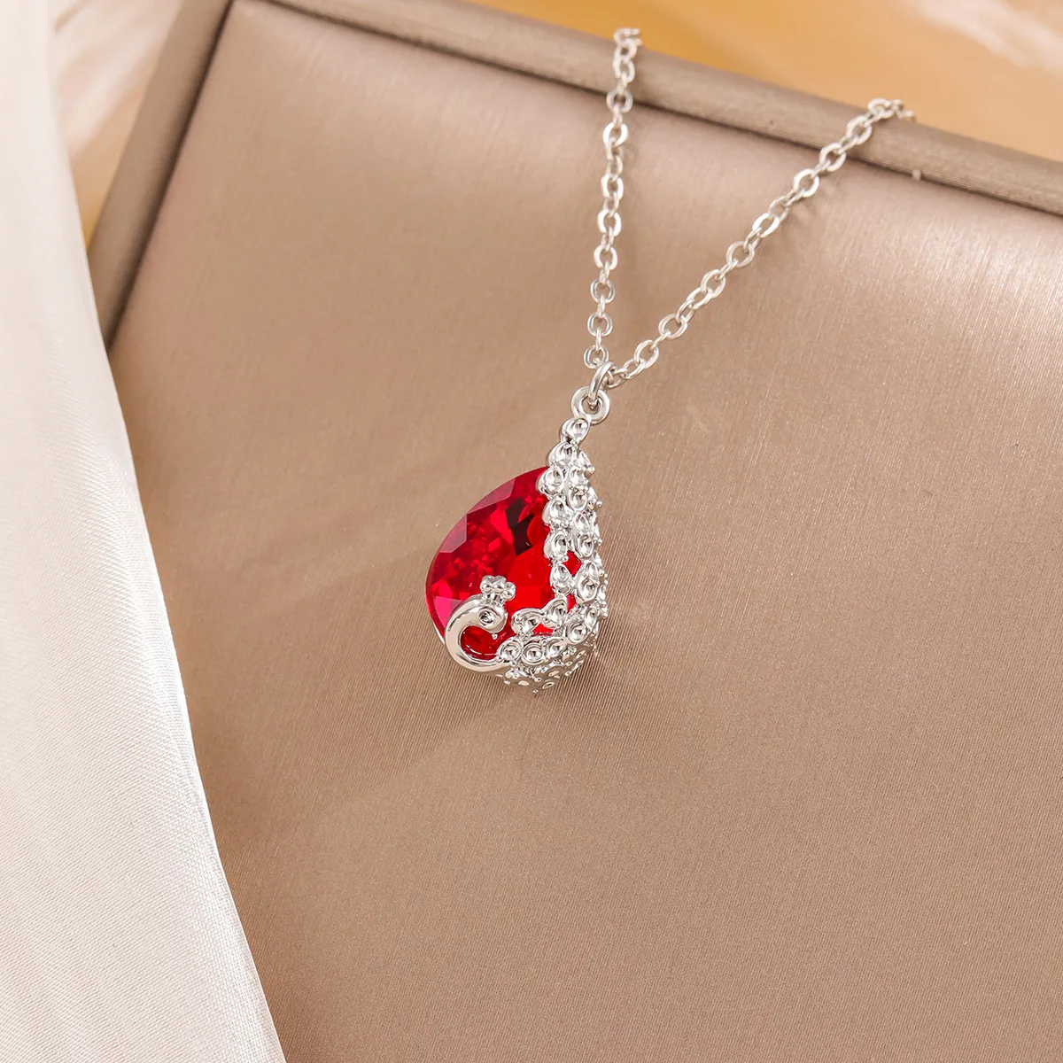 

Fashion Creative Red Crystal Droplet Shaped Peacock 925 Sterling Silver Jewelry Temperament Pendant Necklaces XL281