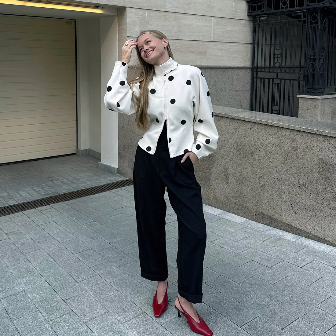 2025 nuevo estilo europeo y americano Otoño e Invierno ropa de mujer moda temperamento lunares cuello alto doble cremallera