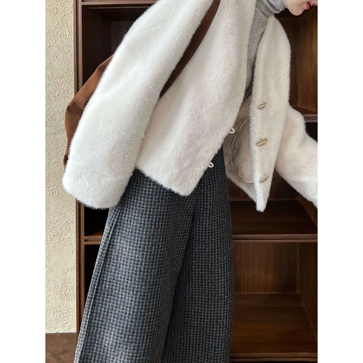 2024  fur one-piece coat for women winter new V-neck cow horn buckle short environmentally friendly fur top