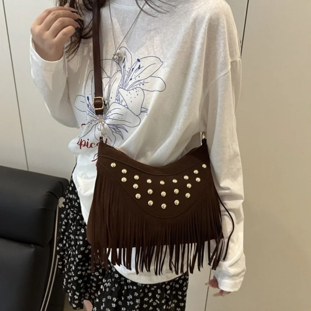

Trendy Vintage Rivet Shoulder Bag Suede Boho Underarm Bag Zipper Tassel Handbag Women