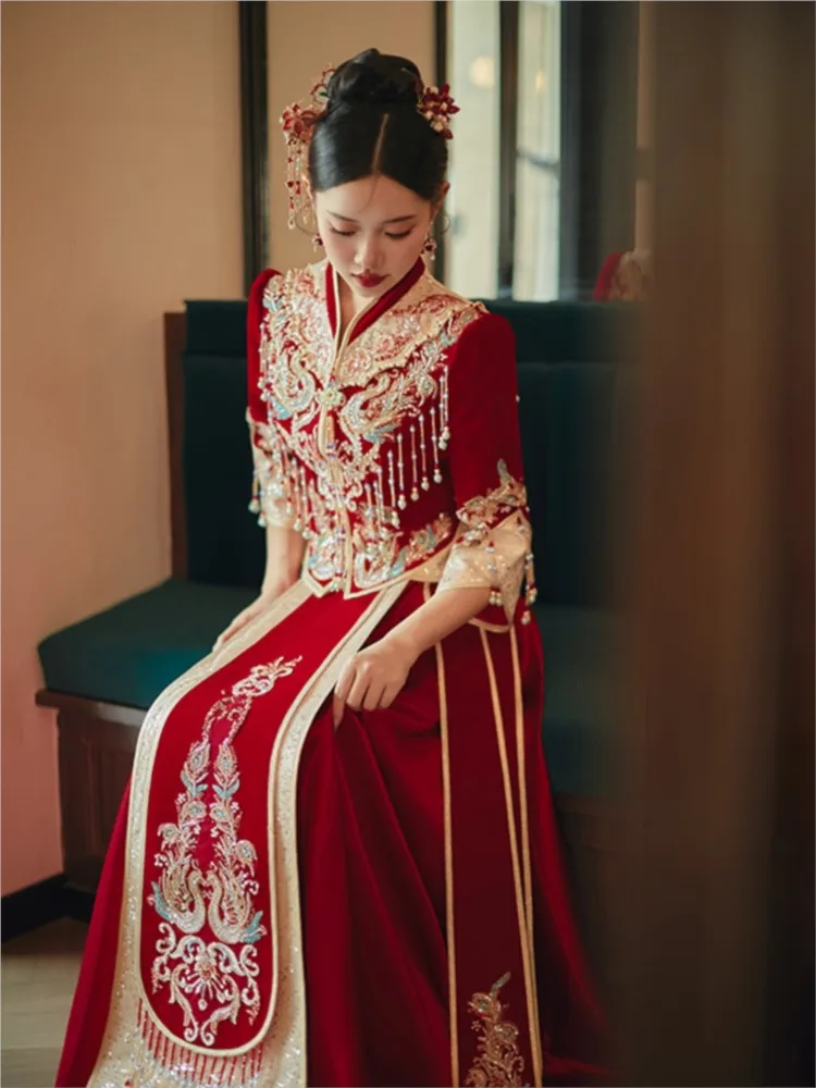 

The new bride's toasting dress wedding dragon and phoenix gown Chinese-style ceremony