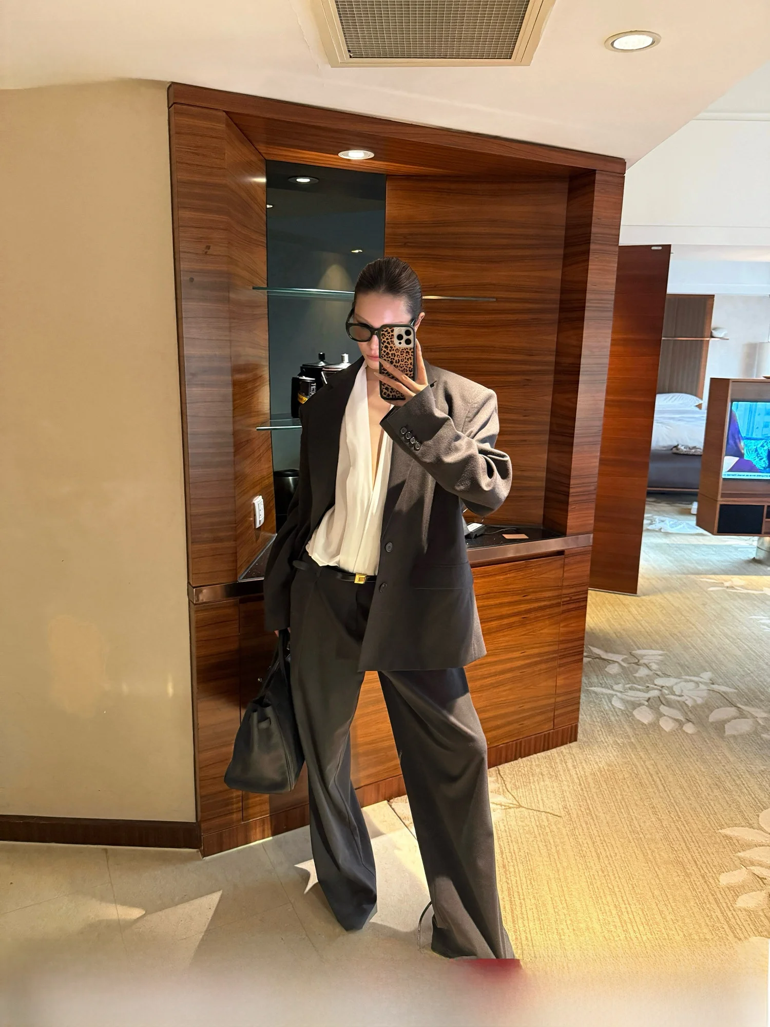 

Женский свободный костюм-двойка Deep ey: пиджак с длинными рукавами на пуговицах и брюки с широкими штанинами для офиса и работы