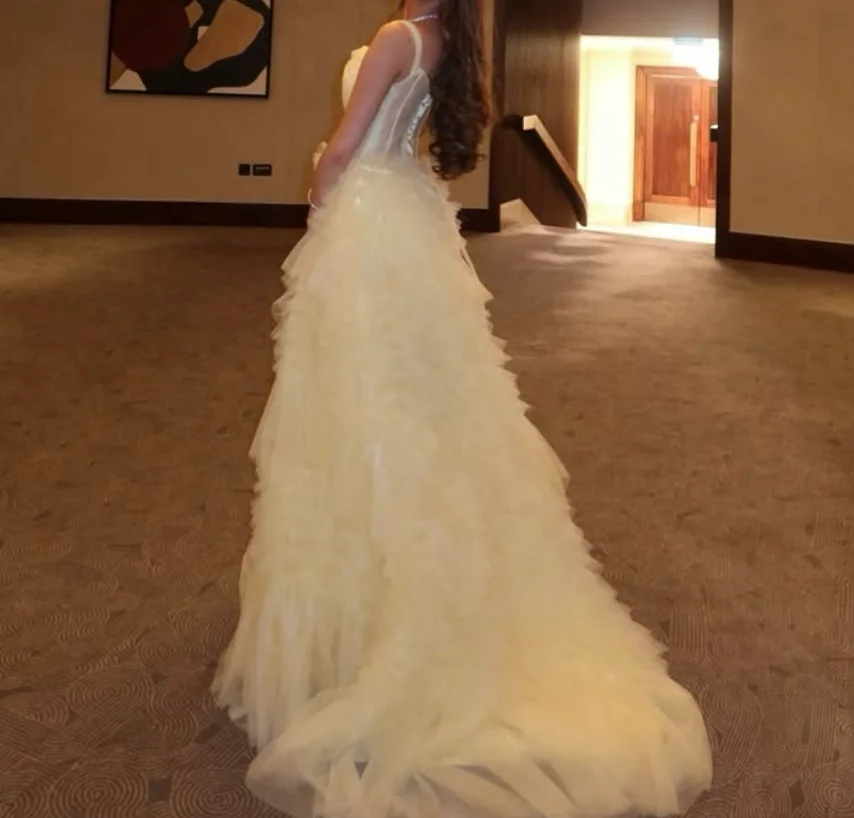 فستان سهرة أصفر فاخر من التول للحفلات بدون حمالات ورباط خلفي للحفلات سويب تراين