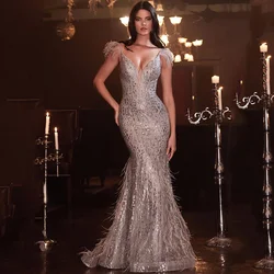 Abiti da sera con spalline a sirena Sexy argento 2023 Tulle formale con piume scollo a V aperto sul retro abiti da ballo senza maniche