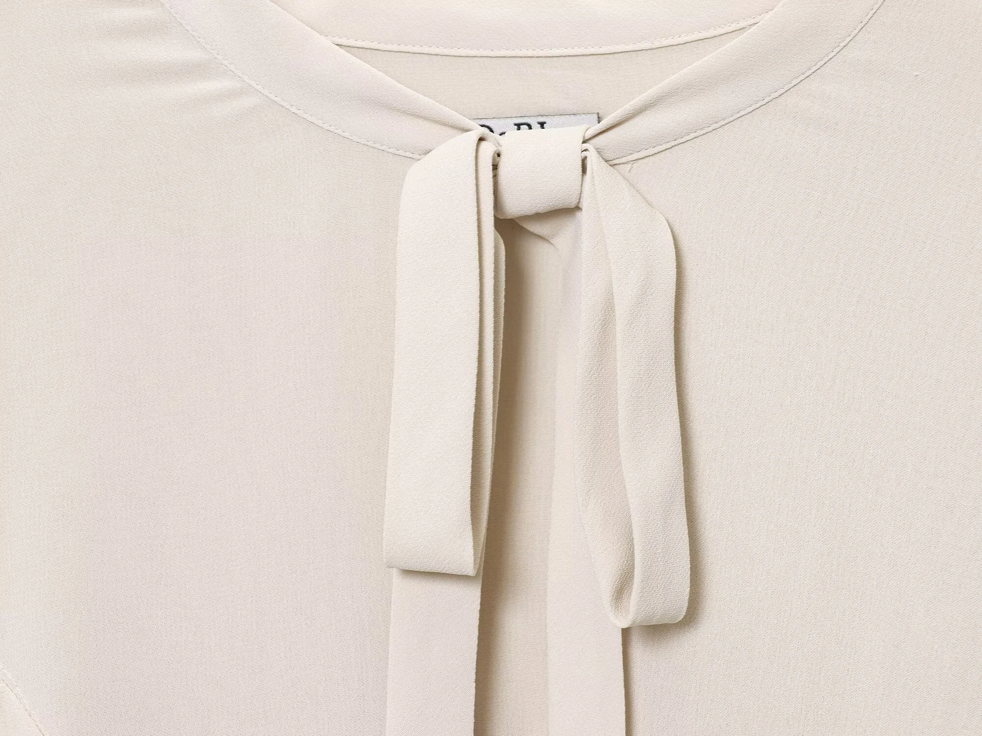 النمط الأوروبي والأمريكي 2025 ملابس نسائية شتاء جديدة مزاجه عادية بسيطة القوس الطبقات قميص الزخرفية