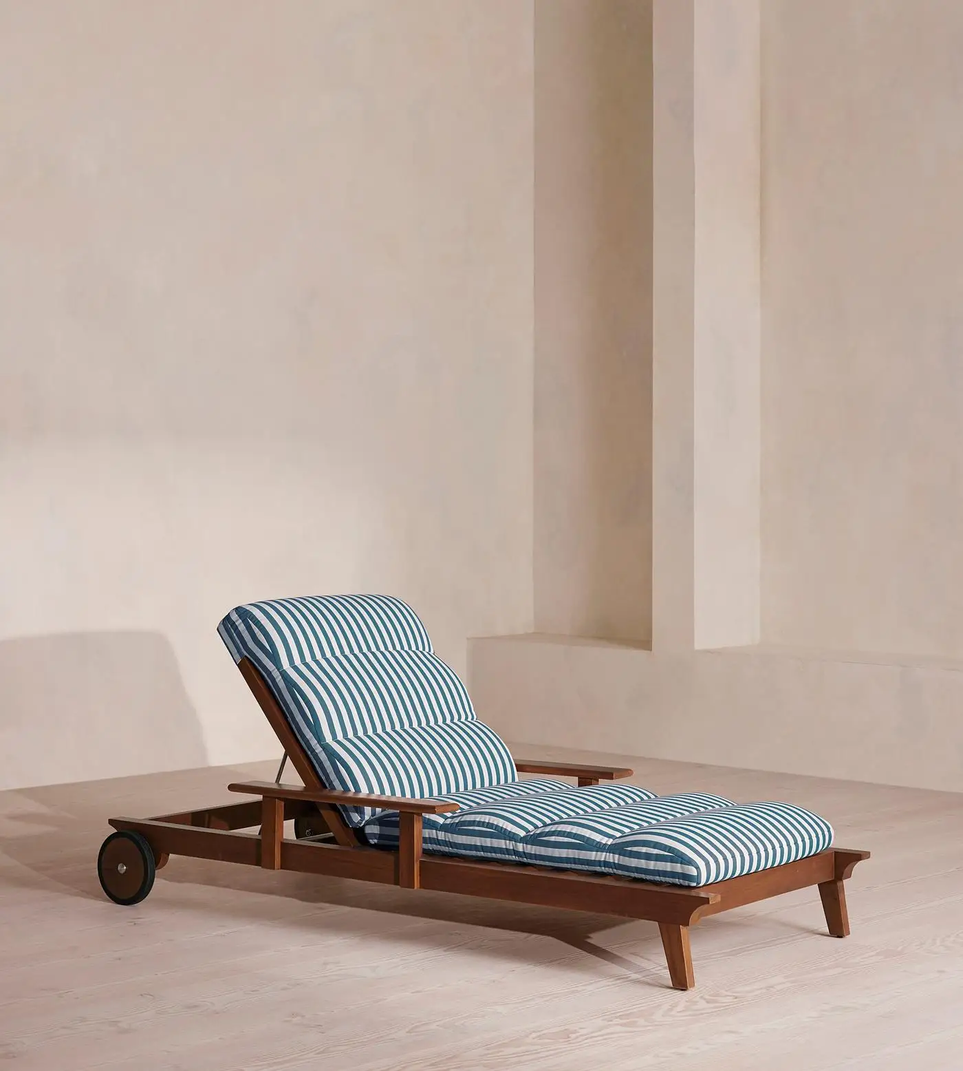 

Modern Comfortable Outdoor k Pool Sun Loungers for Patio or Garden Use Lounge Chairs