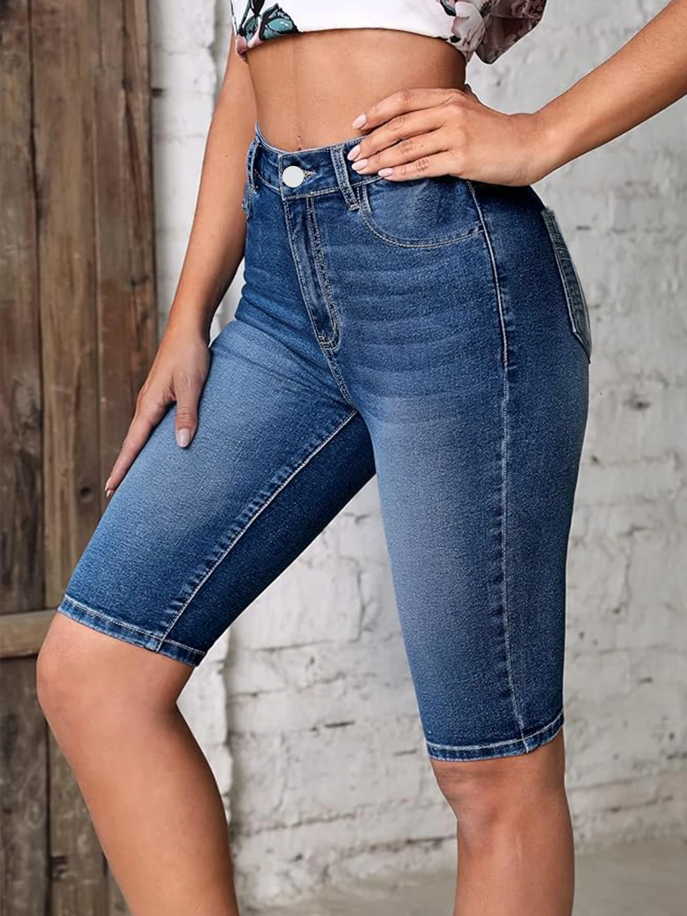 جينز دينم عالي الخصر مقاس كبير للنساء جيوب عصرية مع تطريز مغسول للتخسيس بطول خمسة أرباع جينز دينم