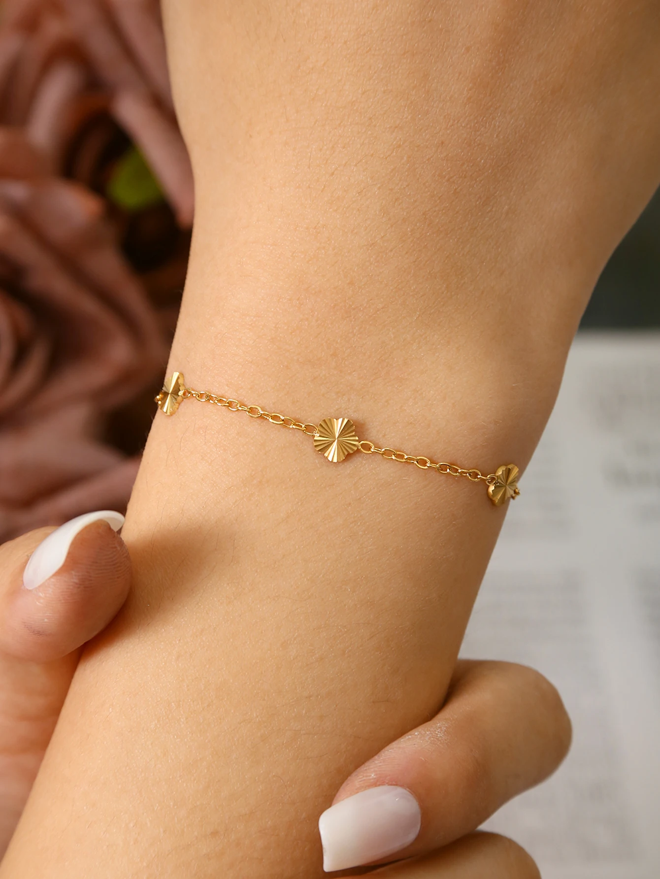 Moda inspirada en Instagram: pulsera de flores pequeñas chapada en oro de 18 quilates de acero inoxidable elegante y refinada para mujer