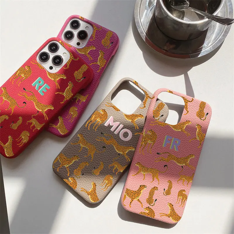 Custodia leopardata in pelle con grana di ghiaia con lettera iniziale personalizzata per iphone 11 12 14 13 15 16Pro Max XS XR 14Plus Cover rigida