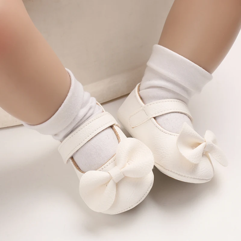 Einfarbige PU-Leder Prinzessinnen-Schuhe mit Schleife und rutschfester Gummisohle für Babys von 0-18 Monaten. – Detail 11