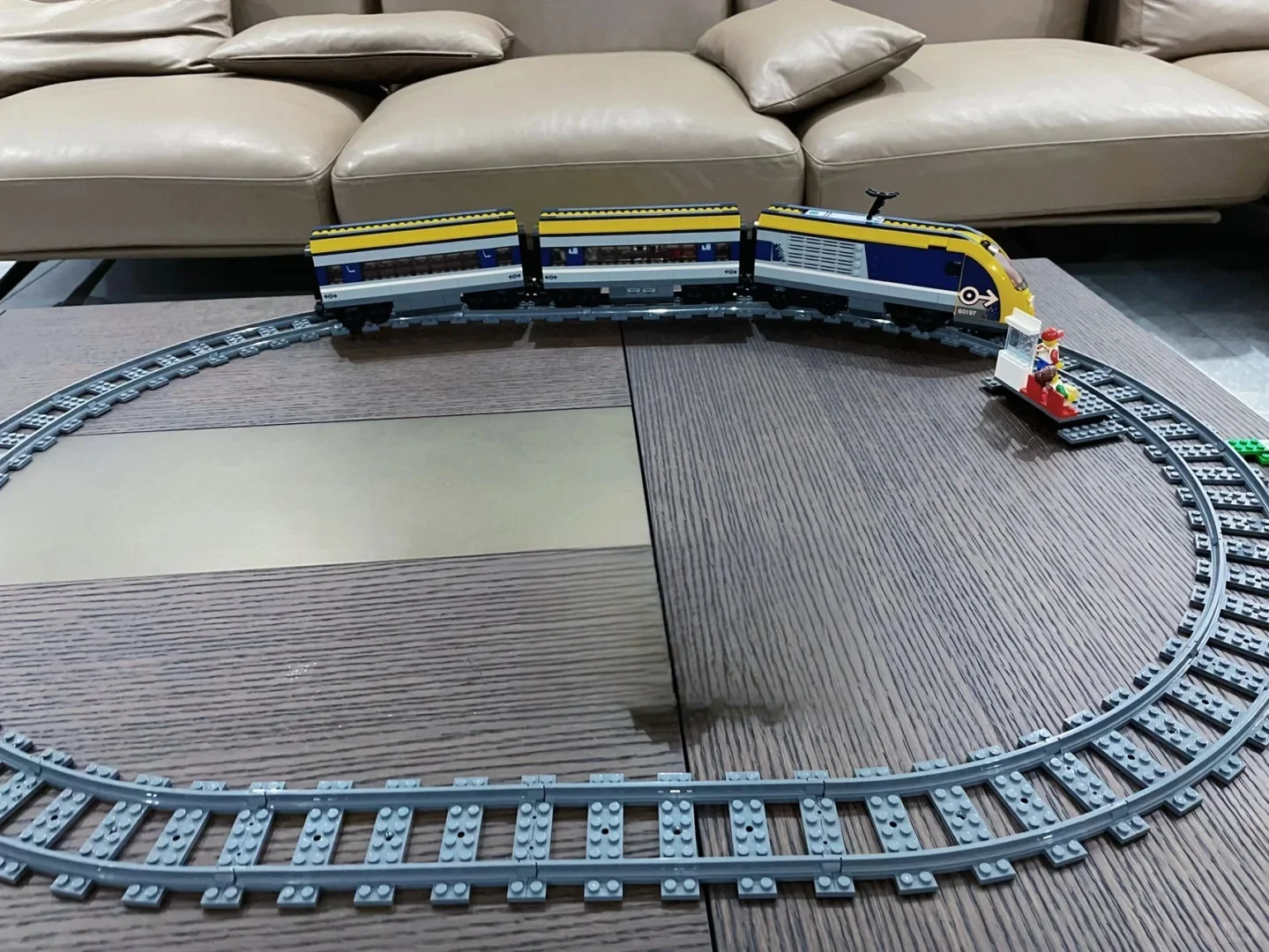 

Новая модель желтого поезда с дистанционным управлением, строительные блоки для домашнего декора, подарок для мальчиков и девочек на праздники.