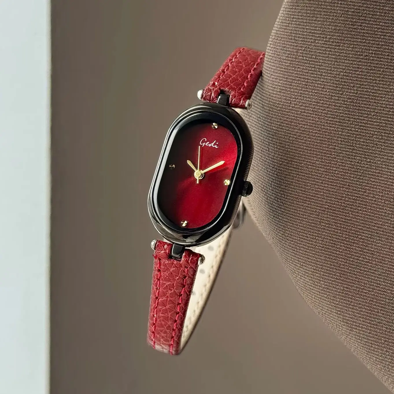 

New Retro Oval Watch for Women, Light Luxury, Personalized Simple Leather Strap, Waterproof Quartz Women's Watches Wholesale