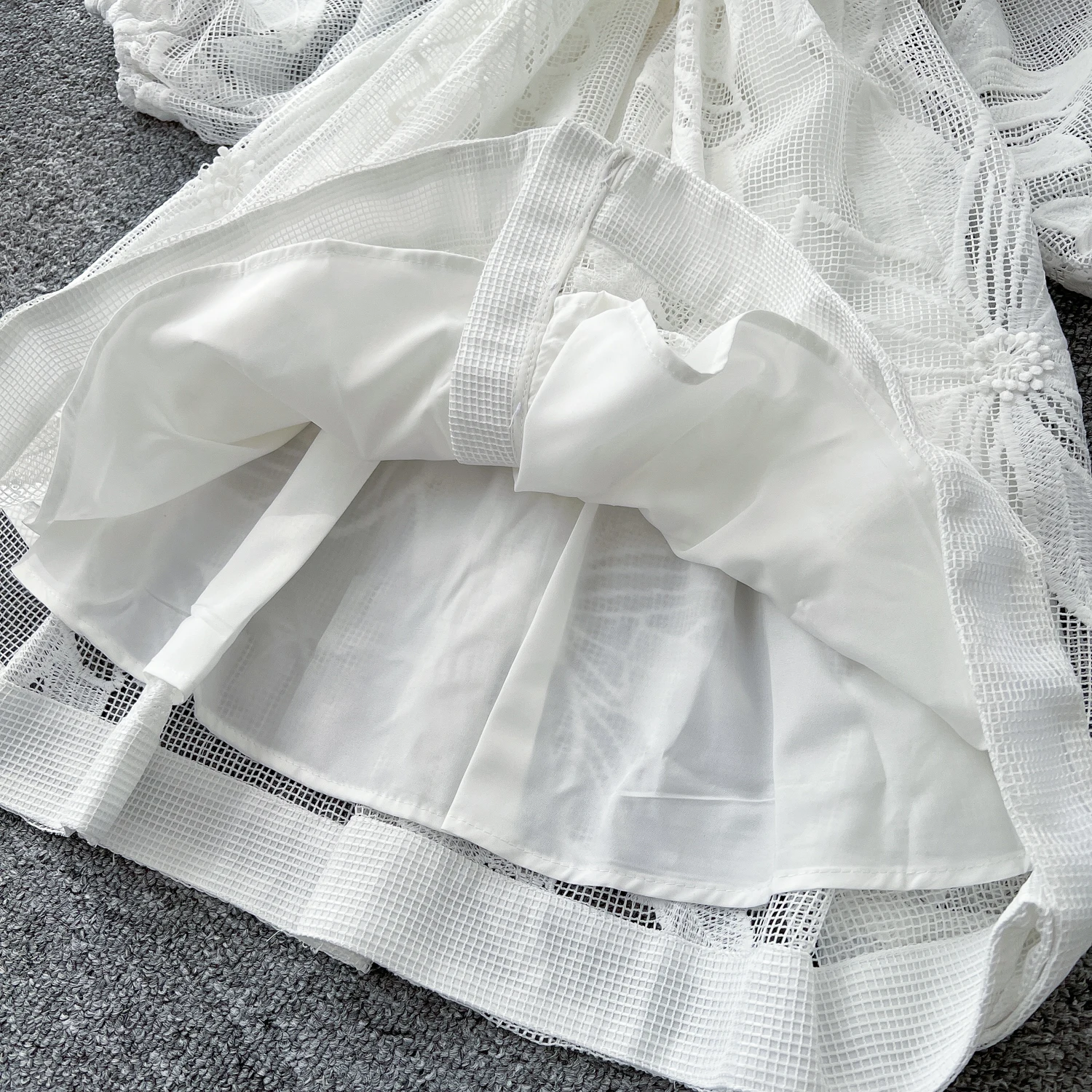 Sommer-elegantes Kleid mit weißem Saum für Damen, Mesh, aushöhlen, Glockenärmel, Gürtel, Peal-Knopf, neu im Jahr 2022, schicker Urlaub, Traf, weiblich