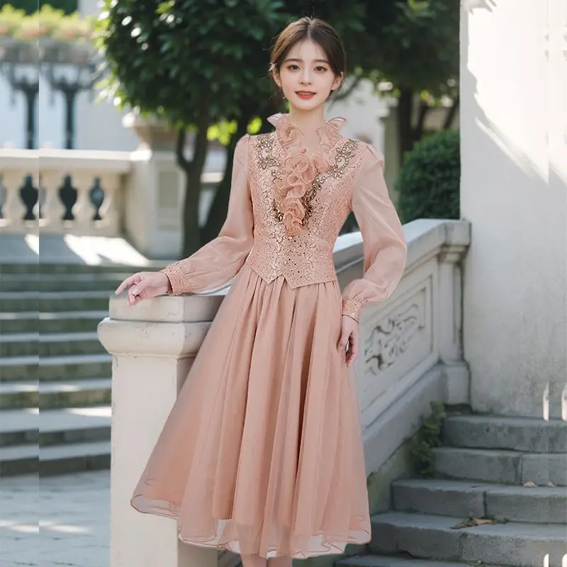 Różowa sukienka damska 2025 w nowym stylu, szlachetna, elegancka i modna, optycznie odmładzająca, o długości do talii, z długim rękawem.