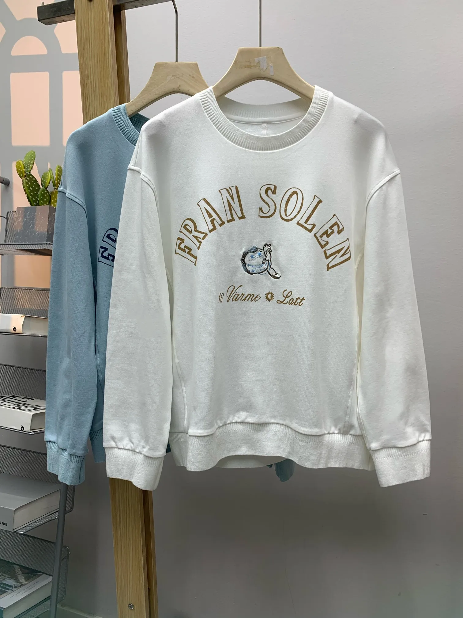 Miękki, wygodny, koreański sweter z okrągłym dekoltem, casualowy, uniwersalny, luźny krój, wyszczuplający, przyjazny dla skóry, modny, nowy na jesień...