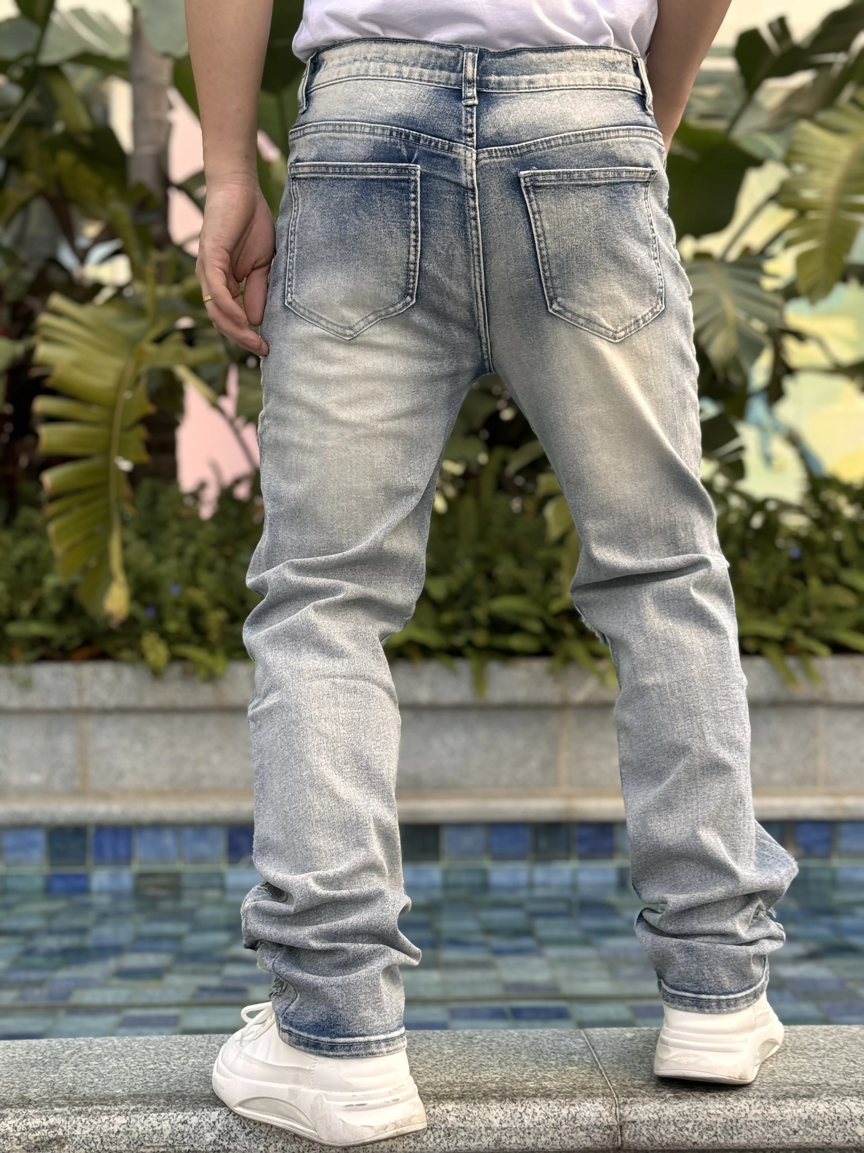 جينز هاي ستريت للرجال بتصميم أنيق وعصري مثالي للتنقل في الهواء الطلق مصنوع من نسيج القطن الخالص باللون الرمادي