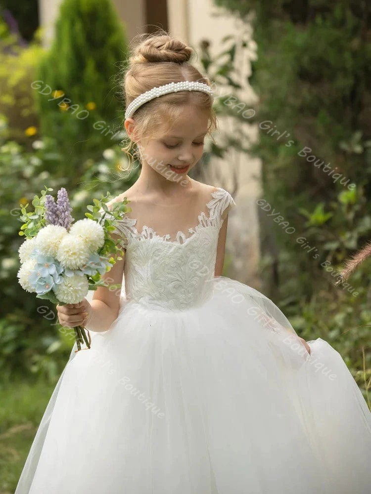 فستان زفاف صغير أبيض على شكل حرف a/أميرة للفتيات على شكل زهرة ورقبة شفافة من الدانتيل تول فستان التواصل الأول مع فيونكة مخصصة