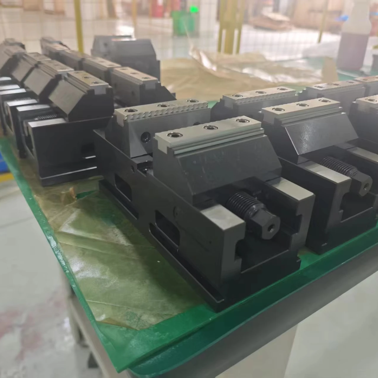 

Automatic Centering Vise for Zeropoint Positioning System Self-Centering Vise for Multi Axis Machining Center