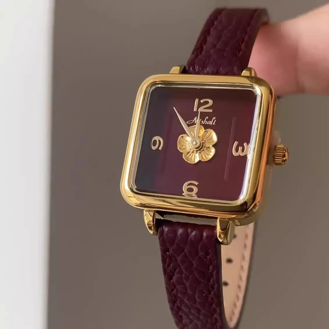 

2026 New Arrival High-End Ins Style Women'S WatchVersatile D esign, Retro Fashion Leather Strap In Red - Creative Gift For Women