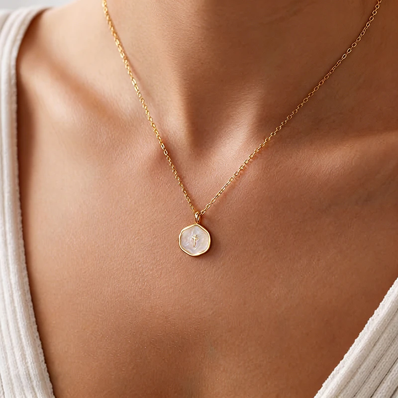 Fotografia 4: Colar Gargantilha Moderno Estilo Ins com Pingente Redondo de Pérola e Cruz em Bronze Dourado com Esmalte Gotejante – Lançamento Quente