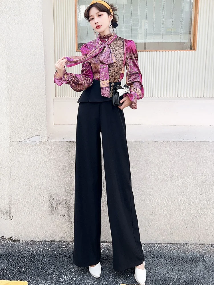 

Модный комплект из двух предметов: брюки с широкими штанинами и принтом, топ с длинным рукавом. Осенне-зимний комплект. Элегантная женская одежда высокого качества.