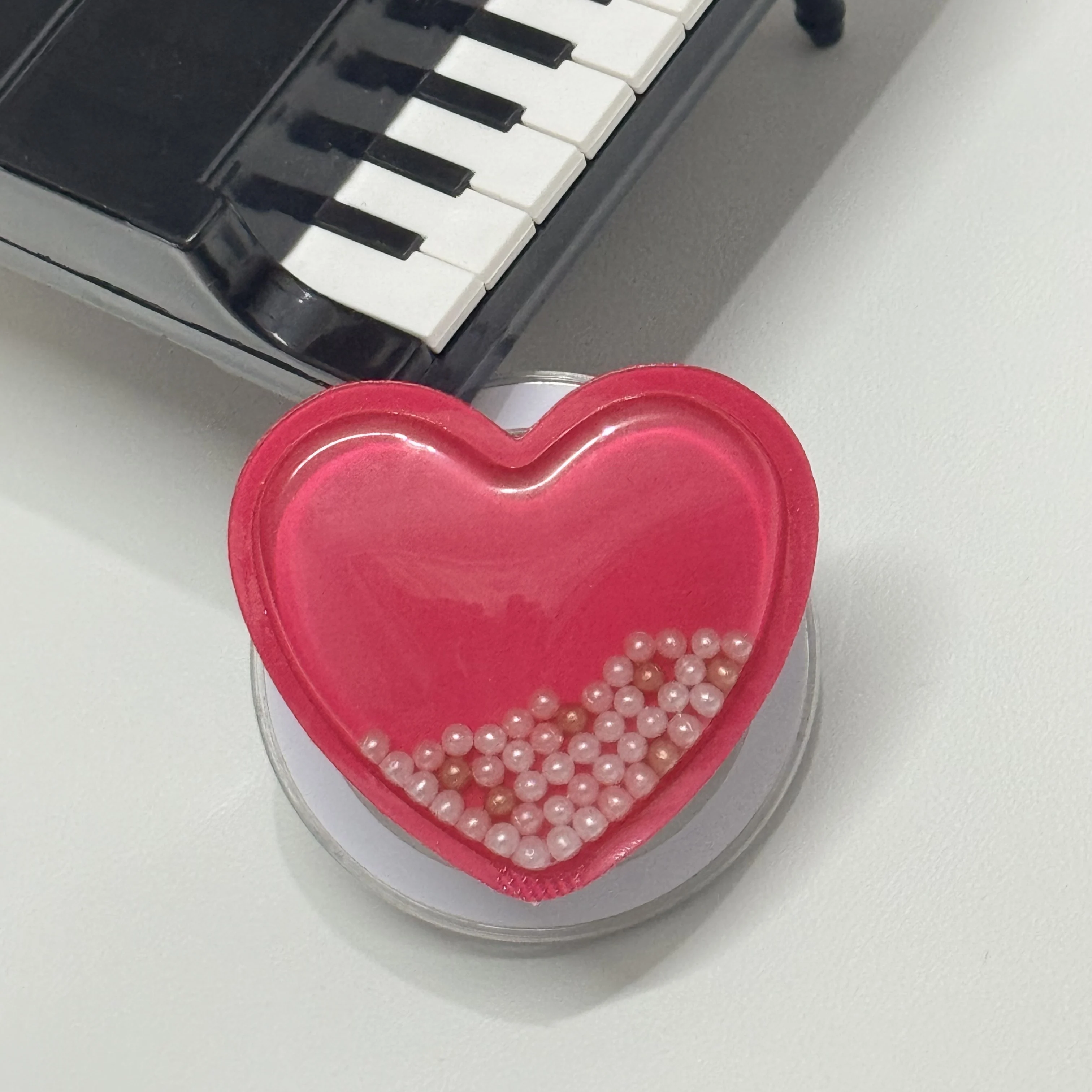 Nowy magnetyczny uchwyt na telefon Ins w kształcie serca, z efektem ruchu piasku, popularny na całym świecie, jest kochany przez każdego.