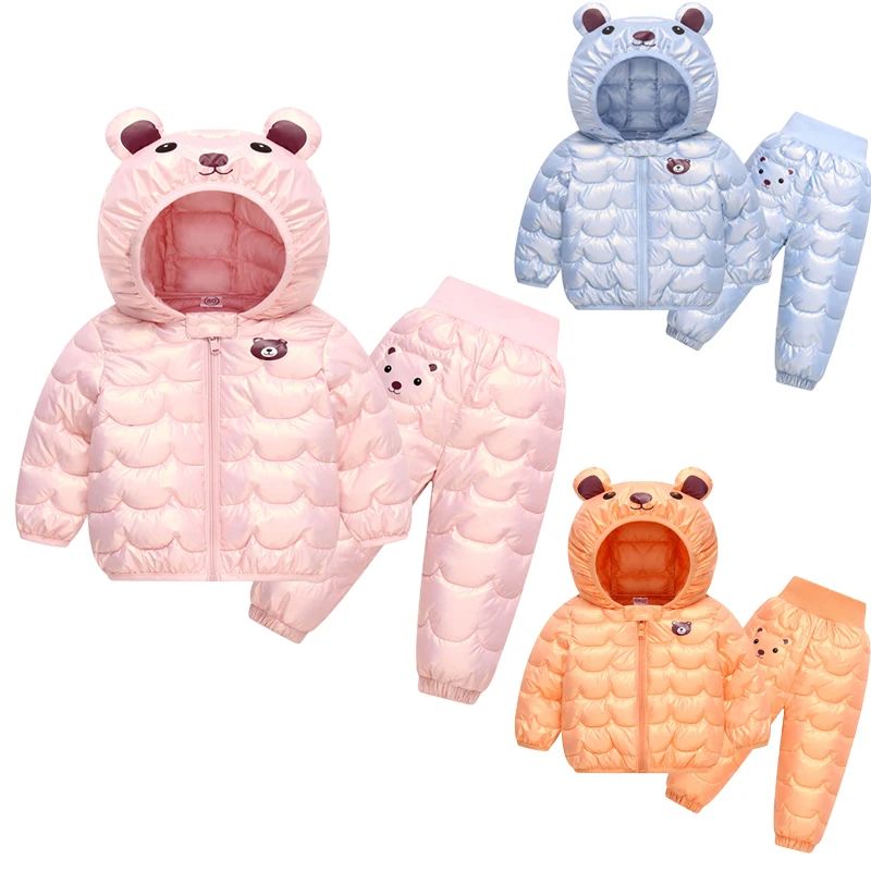 

Новый зимний комплект одежды для мальчиков и девочек, водонепроницаемое и устойчивое к пятнам пальто с капюшоном и штаны с медведем, костюм из 2 предметов для детей, детская одежда