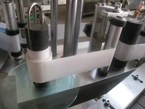 Zelfklevende etiketteermachine Ronde plastic fles Automatische zelfklevende etiketteermachine
