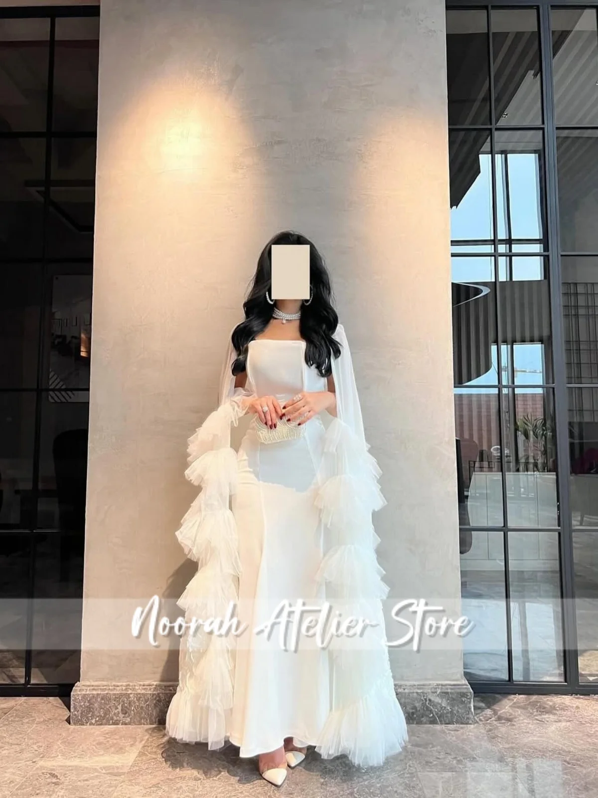 Nieuwe elegante witte lange gelaagde capemouwen luxe damesavondjurken elegante robe de soirée femme vestidos aangepast