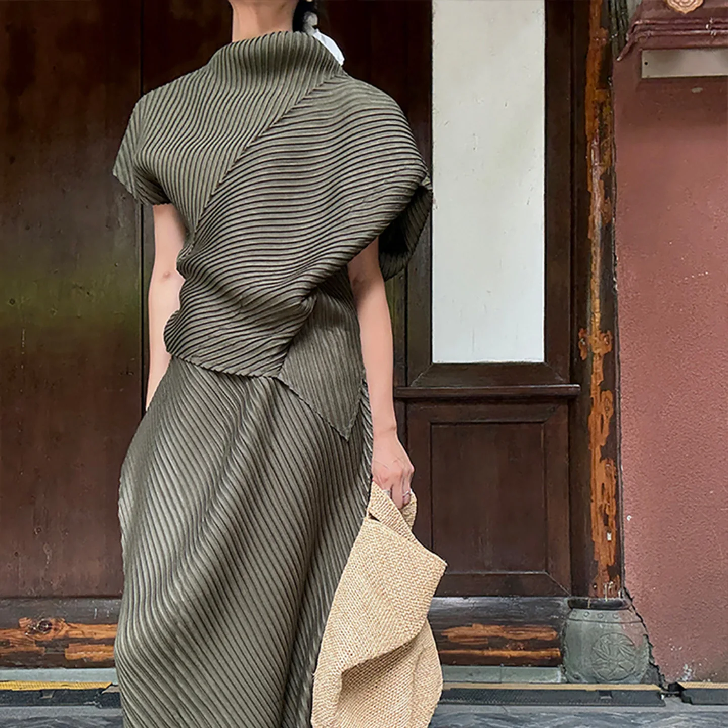 miyake-plis-2025-nouveau-style-minimaliste-costume-femmes-ete-design-sens-coupe-irreguliere-haut-plisse-demi-corps-jupe-deux-pieces-ensemble