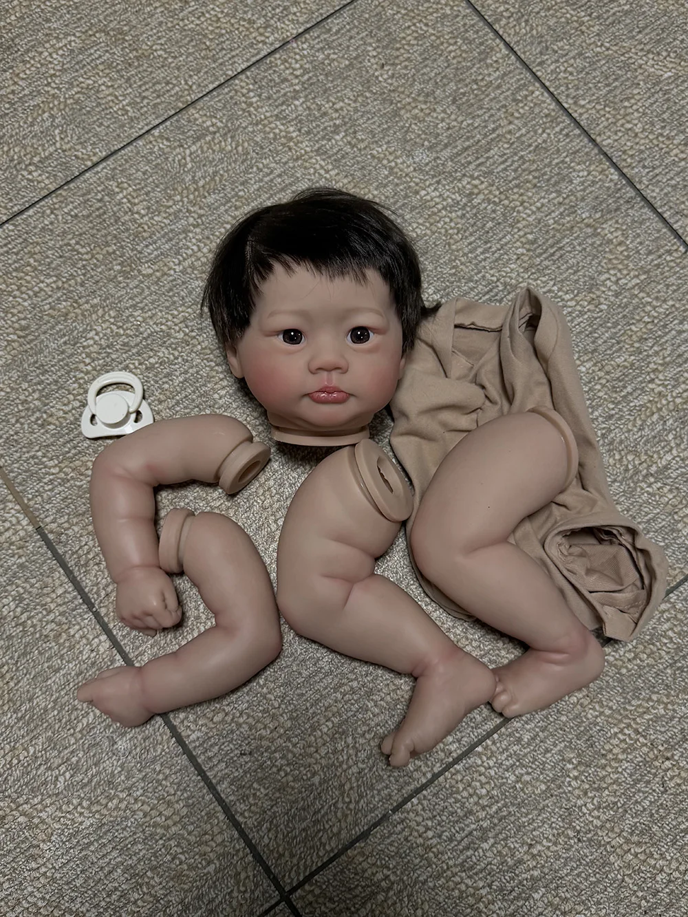 19 Zoll bereits bemaltes Reborn-Puppenbausatz Lali Handwurzeltes Haar Handgefertigte Puppenteile mit Körper und Augen Kit Bebé Reborn – Detail 4