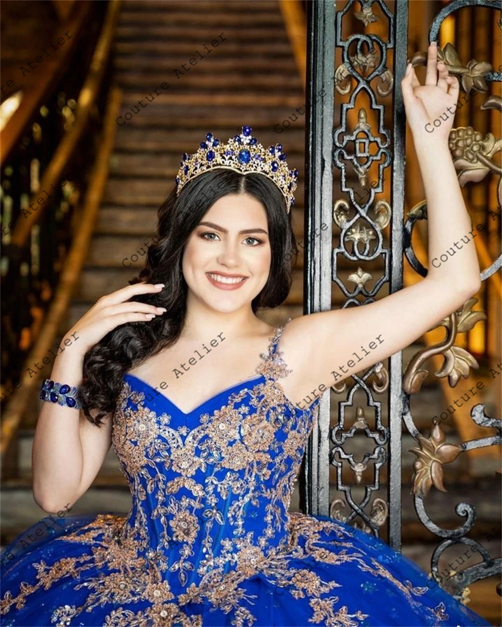 Quinceanera-ケープ付きドレス,ロイヤルブルー,ライトゴールドレース,スパゲッティアップリケ,ボールガウン,カスタム,15, 16,新品