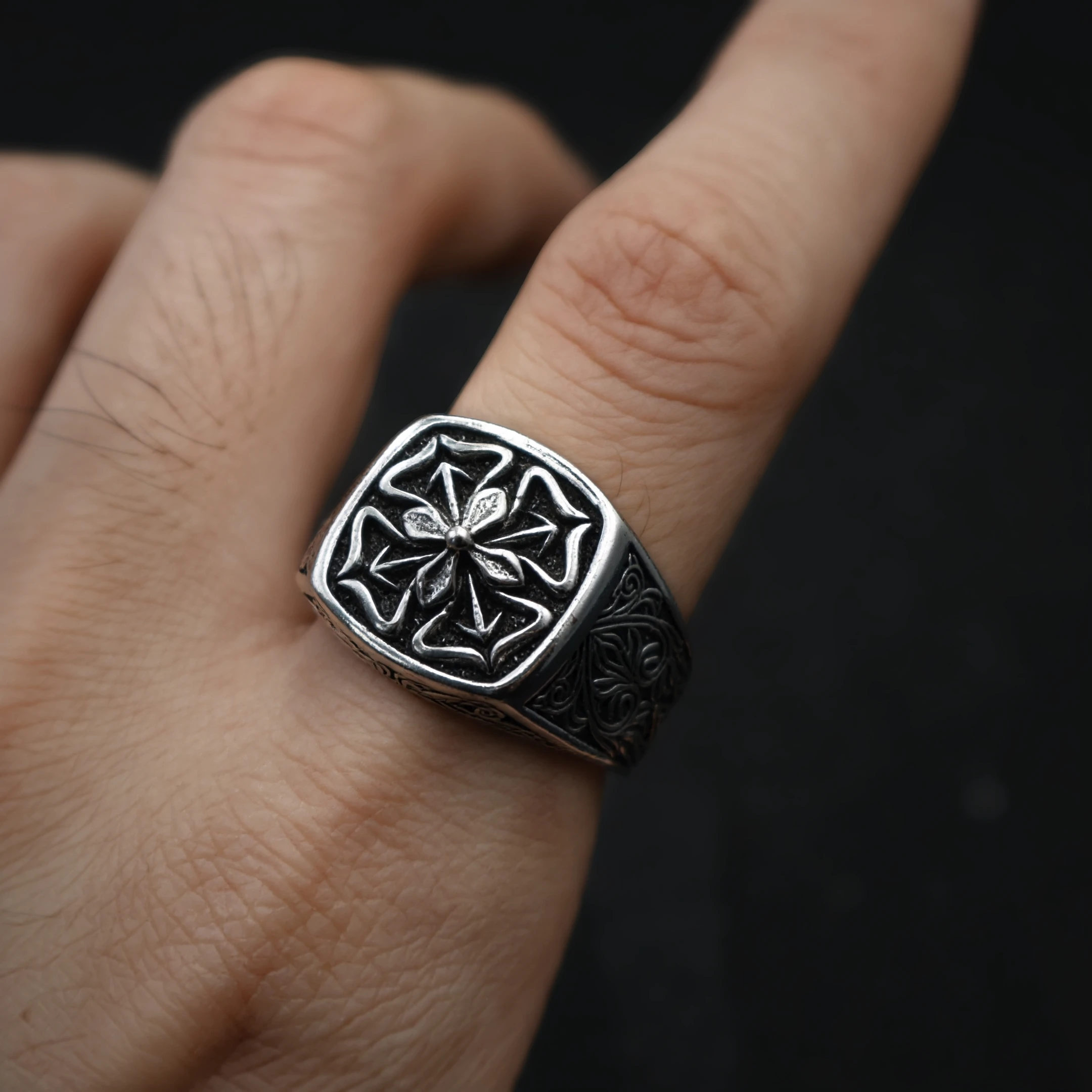 Retro „Floral Edge“ Vierblättriges Kleeblatt Verstellbarer Offener Ring für Männer, Versilbertes Messing, Gothic Punk Edgy Schmuck Accessoire Geschenk – Detail 6