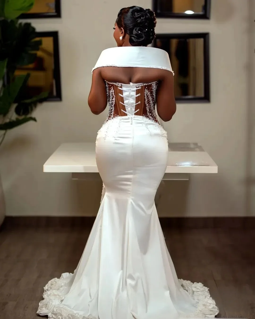 ชุดแต่งงานนางเงือกแบบสั่งตัดสำหรับเจ้าสาว ชุดเจ้าสาวสไตล์แอฟริกัน ประดับมุกและลูกปัด ด้านข้างผ่าข้าง เซ็กซี่ ลายดอกไม้