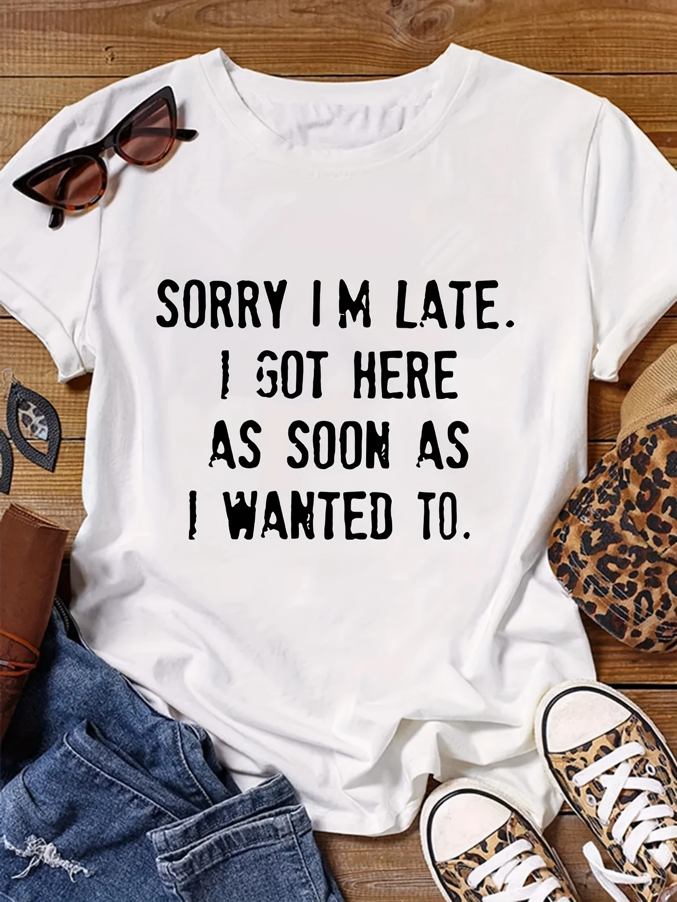 تي شيرت نسائي كاجوال بأكمام طاقم ورقبة دائرية مع "SORRY I'M LATE" مطبوع عليه حروف وردي فاتح جرافيك صيفي بأكمام هاراجوكو ملابس الشارع