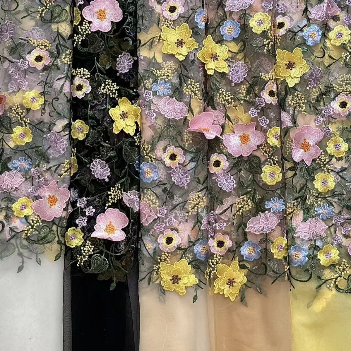ヴィンテージ風の花柄刺繍生地。立体的な花の刺繍が施され、多色使いのレース生地。宴会用スカートの縫製に使用できる素材。