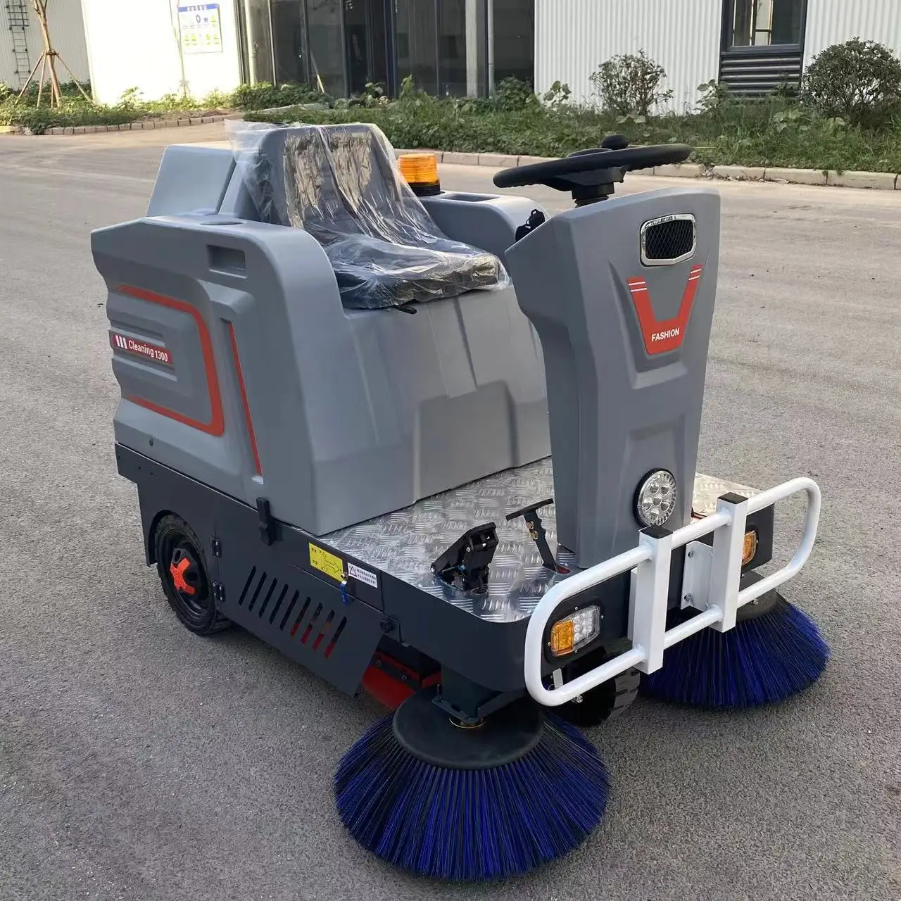 Driving Road Sweeper, Hot Selling Electric Outdoor Street Vacuum Cleaning Machine for Commercial Use