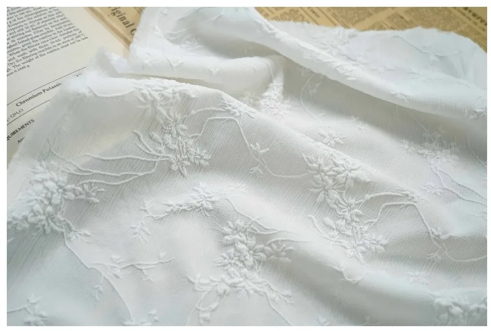 

1-метровая черно-белая мягкая, слегка эластичная рельефная жаккардовая ткань, простая сумка-тоут с юбкой, декоративная швейная ткань