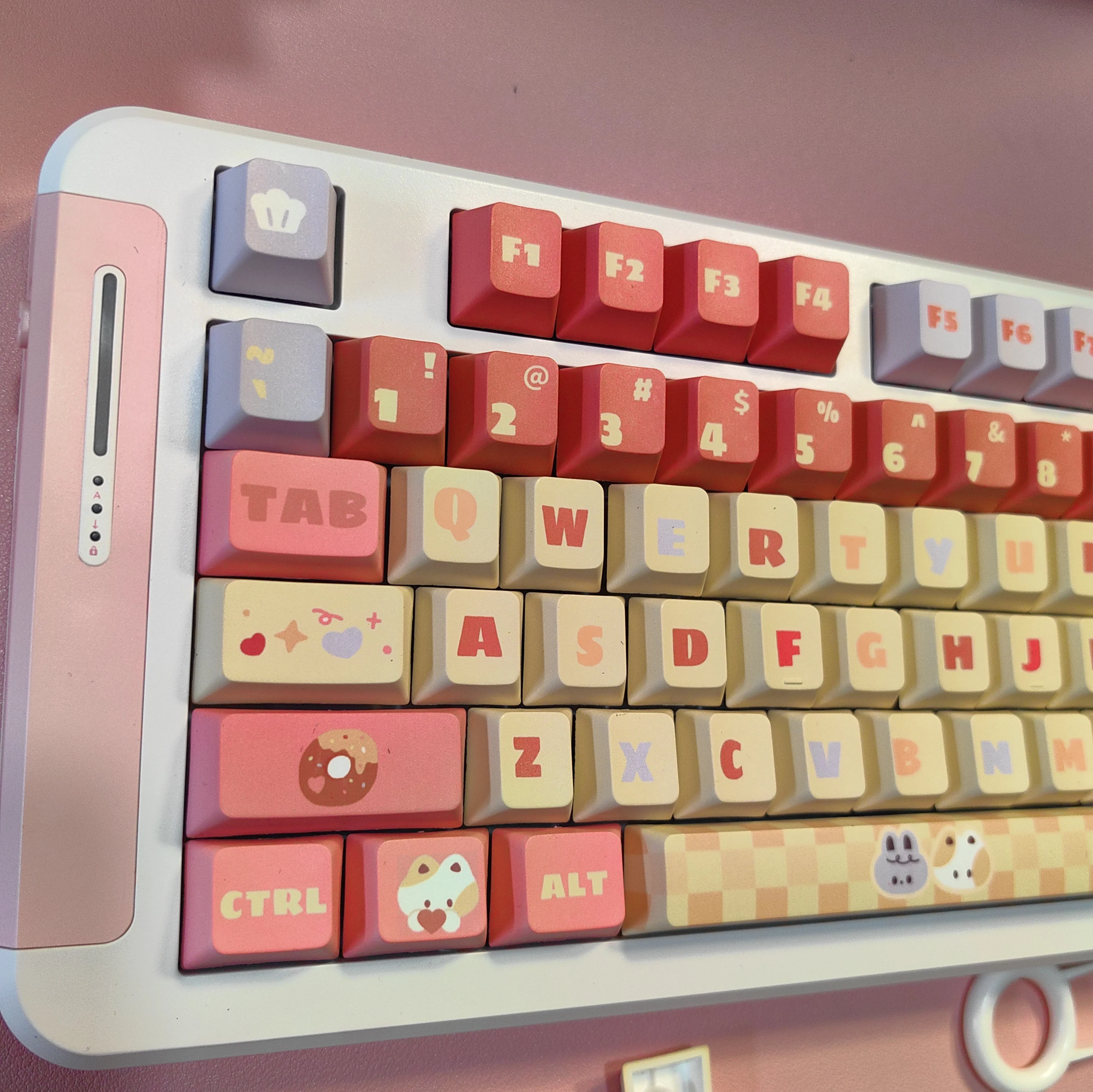 

Original factory high high content PBT full five-sided hot sublimation keycap strawberry crisp clever theme powder cute