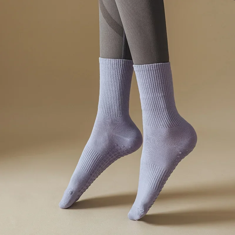 Nuevos calcetines deportivos antideslizantes de silicona de Color sólido, calcetines de Yoga para Pilates y Fitness para interiores, calcetines de algodón a media pantorrilla para mujer, calcetines para baile