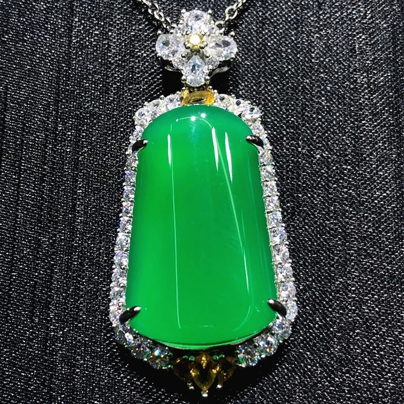 

New Natural High-ice Green Chalcedony Pendant Agate Ladies Fashion Necklace