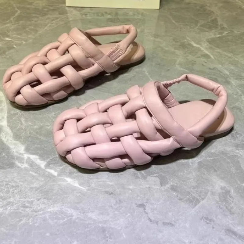 

Новые летние модные тканые сандалии на плоской подошве с круглым носком, женские повседневные сандалии Baotou, мягкие нескользящие римские туфли