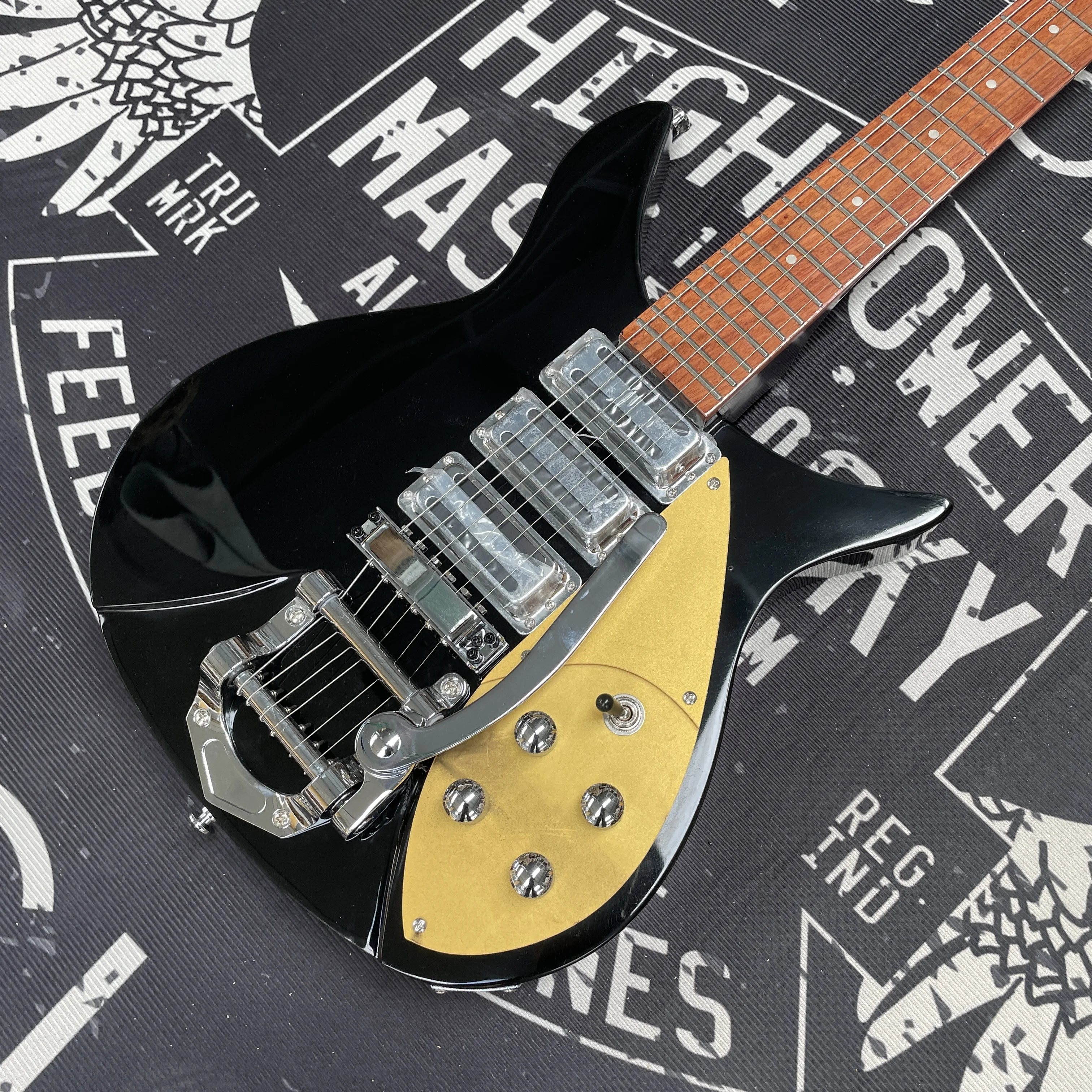 

Black Retro Style Three-Pickup Electric Guitar, Short String Bigsby Vibrato Performance Guitars, Stage Performance Guitarra