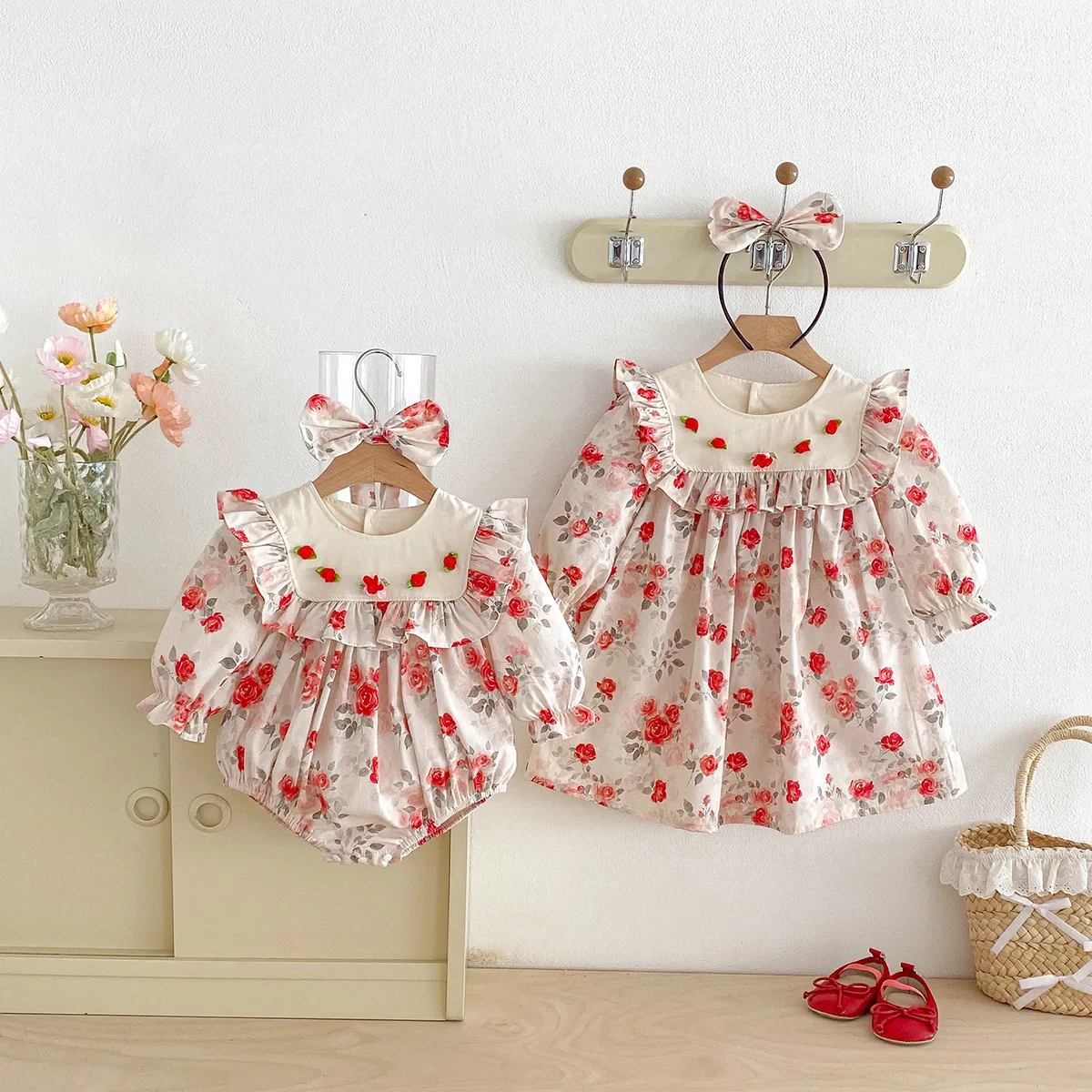 

Весенний комбинезон для девочек 2026 года в нежном стиле: с розовым узором, оборками на горловине, цельный, с красными цветочными пышными рукавами