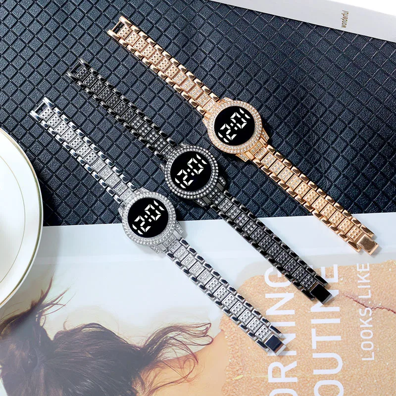 ساعة صيفية جديدة للسيدات لعام 2025 بحزام فولاذي ماسي مجموعة بسيطة من ساعات اللمس النسائية LED