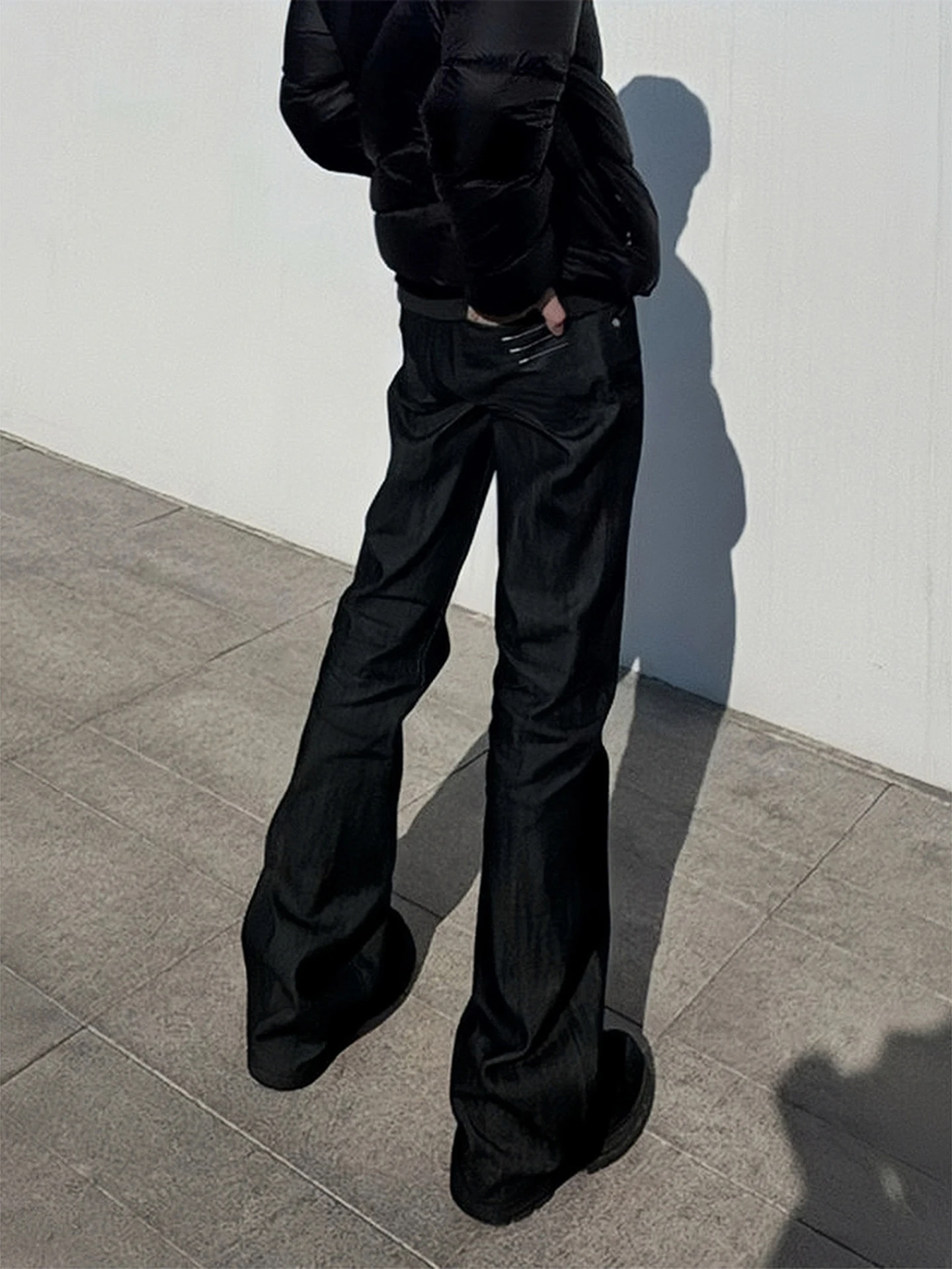 

Черные оригинальные джинсы из денима с четырехлинейной узкой вышивкой, мужские, в американском стиле High Street, прямые, слегка расклешенные, с эффектом потертости.