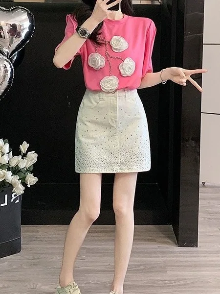 ชุดเซ็ตสองชิ้น เสื้อยืดลายดอกไม้ 3 มิติ ดีไซน์หรูหราเบาๆ สไตล์ทันสมัยสำหรับผู้หญิง พร้อมกระโปรงยีนส์ประกายวิบวับ