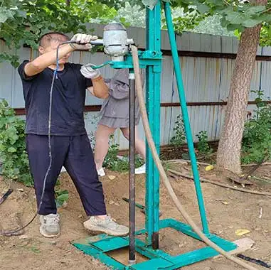 Маленькая электрическая портативная ручная роторная буровая установка для расточных скважин глубиной 202580 м для воды в Китае